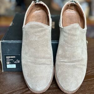 Frye Carson Shooties: Elegant Women's Suede Boots- Tan
Super versatile and comfy